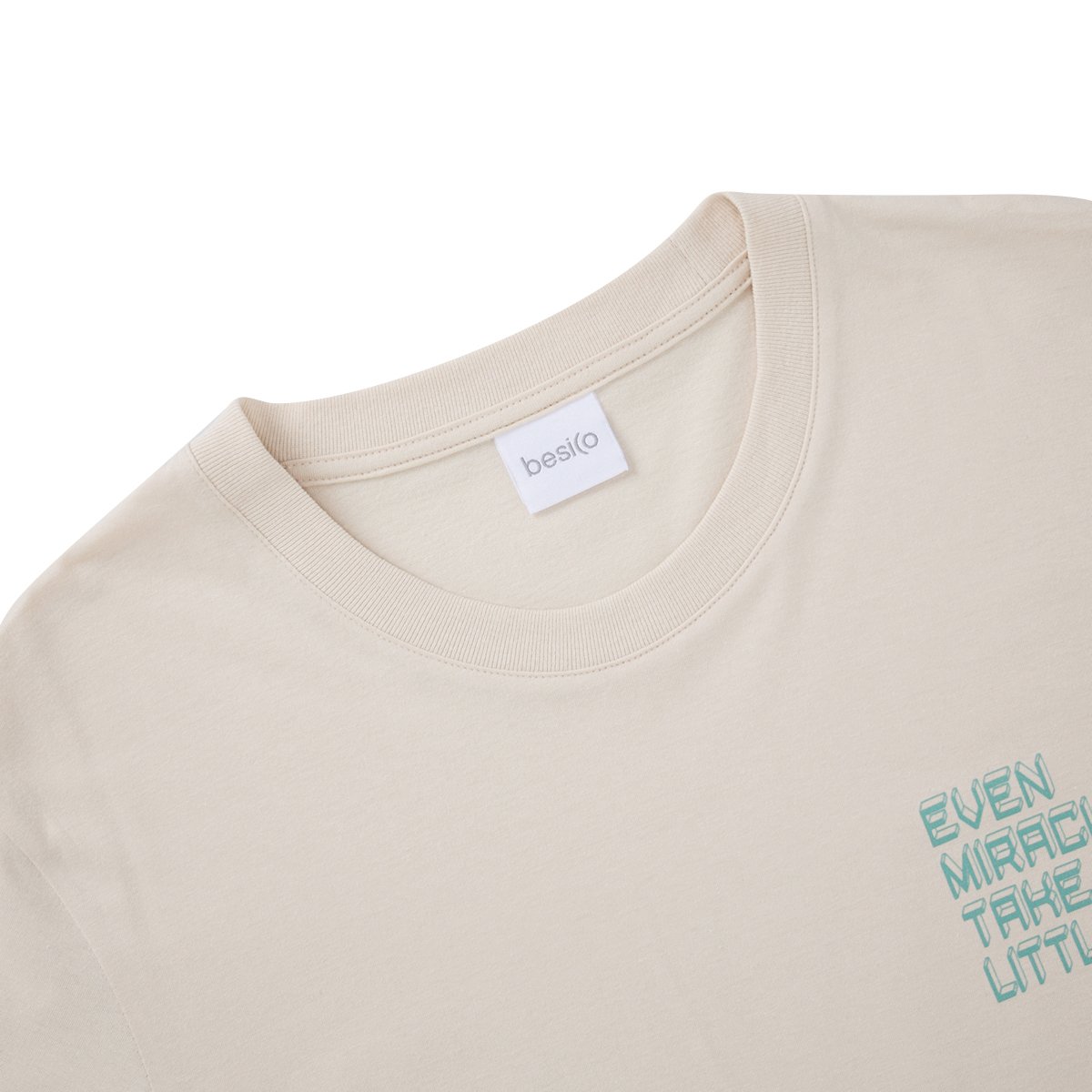 เบสิโค เสื้อยืดแขนสั้นพิมพ์ลาย สำหรับผู้ชาย รุ่น FASN25Q3YM008 สีเบจ_2